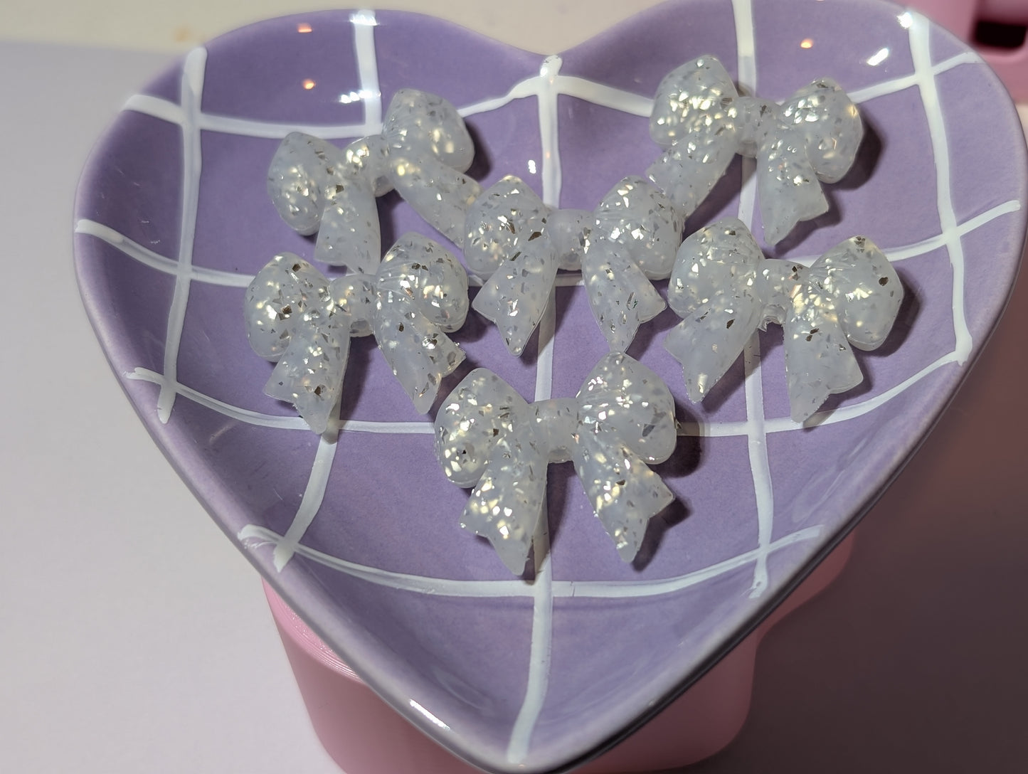 White flake bows 2D focal #007