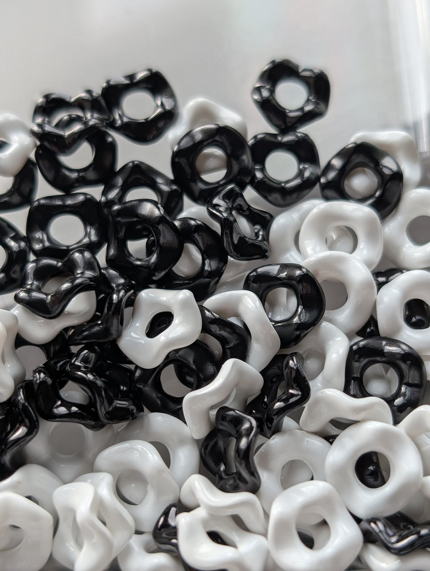 Black/white wavy acrylic spacer (10g)