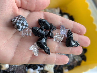Black acrylic beads mix