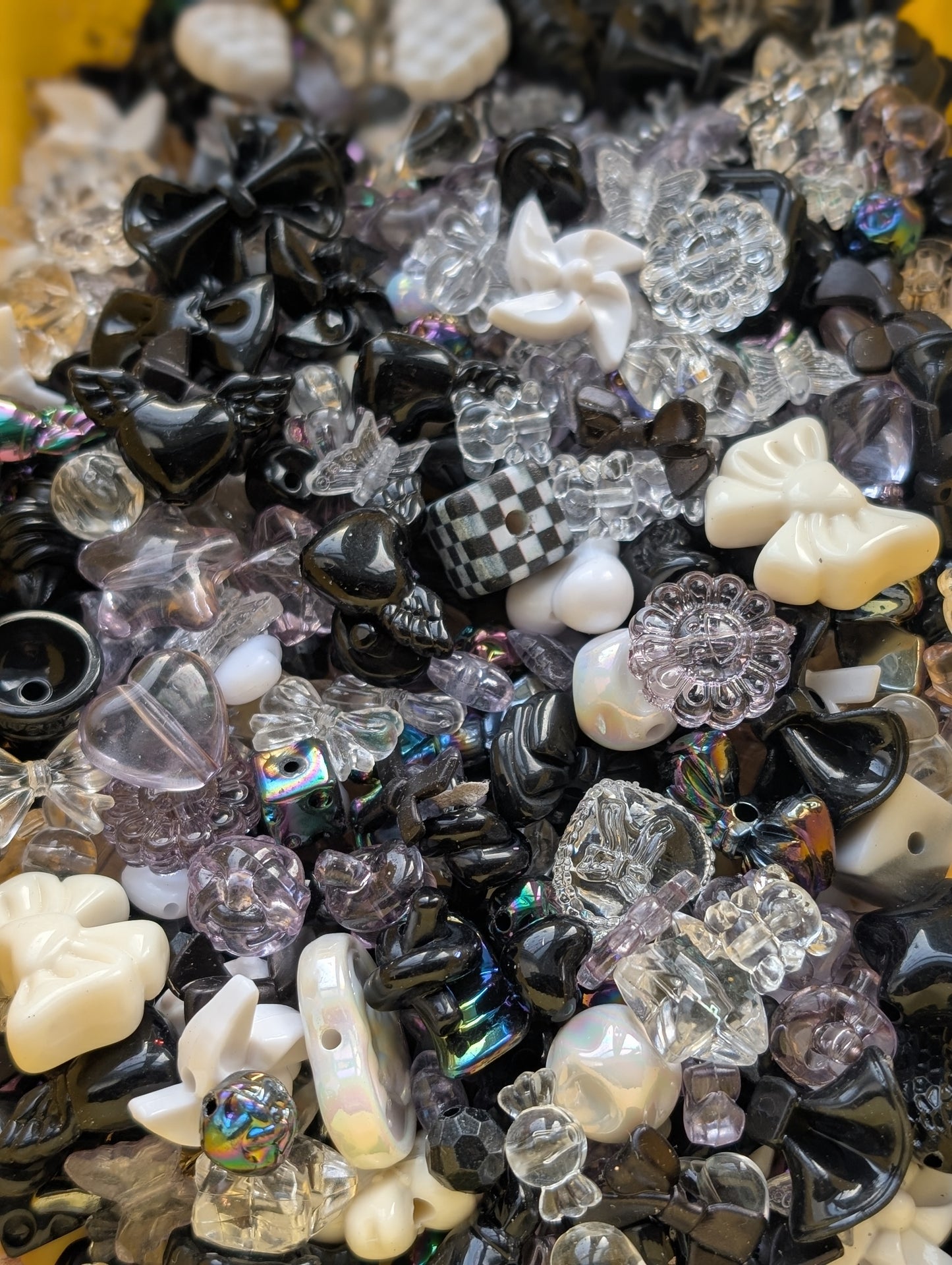 Black acrylic beads mix