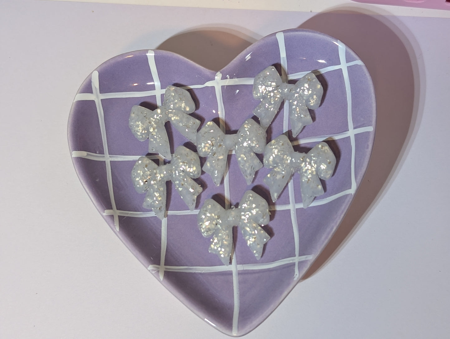 White flake bows 2D focal #007