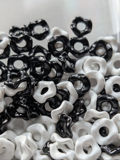 Black/white wavy acrylic spacer (10g)