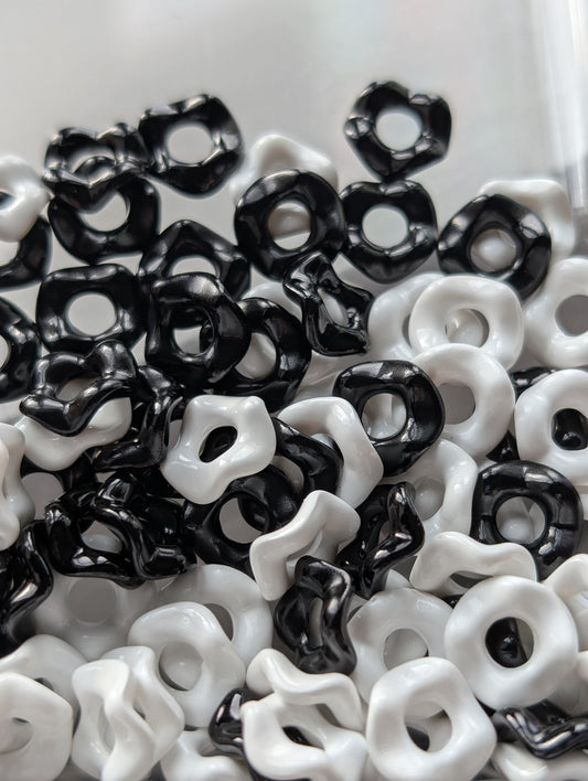 Black/white wavy acrylic spacer (10g)