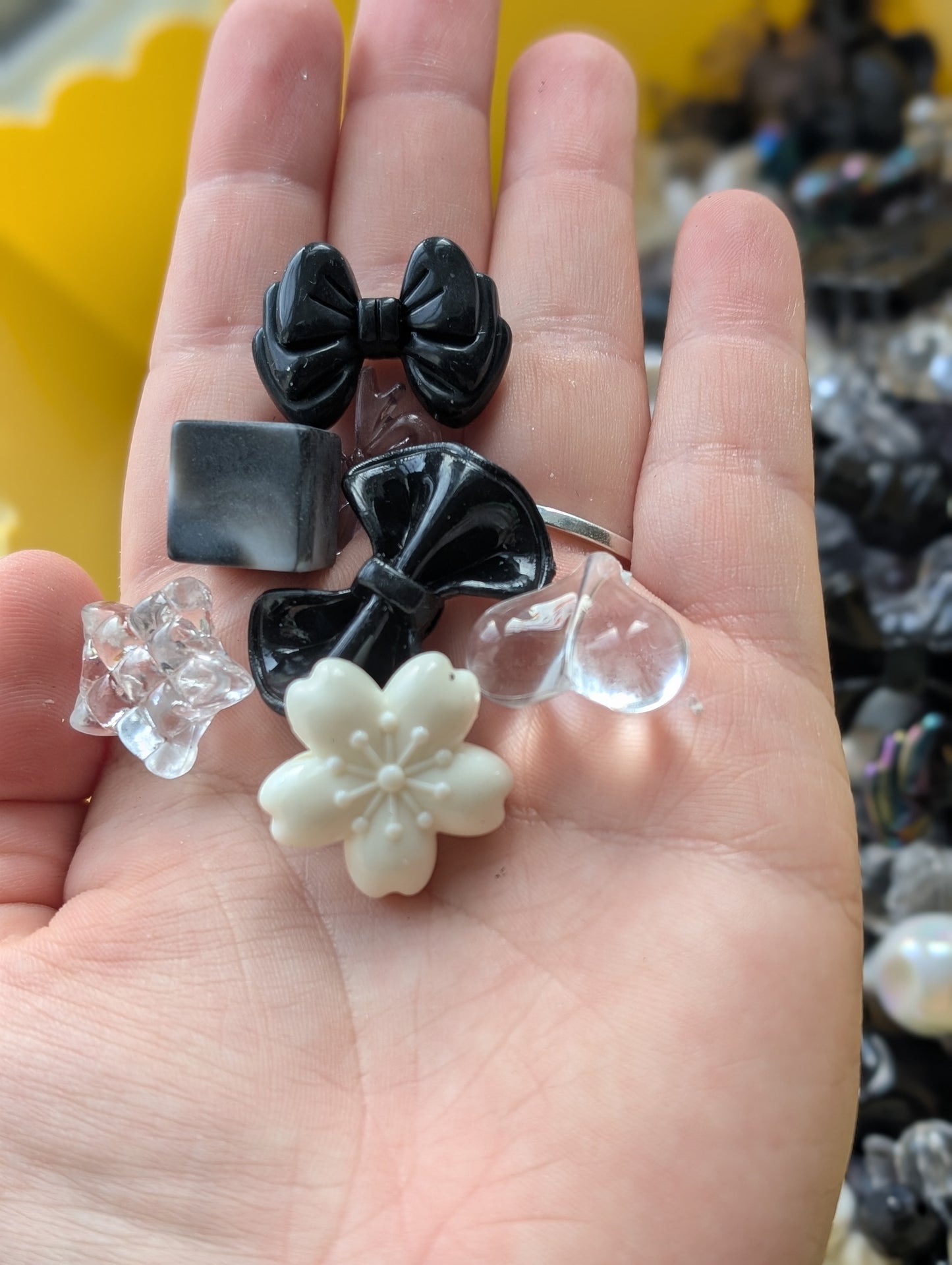 Black acrylic beads mix