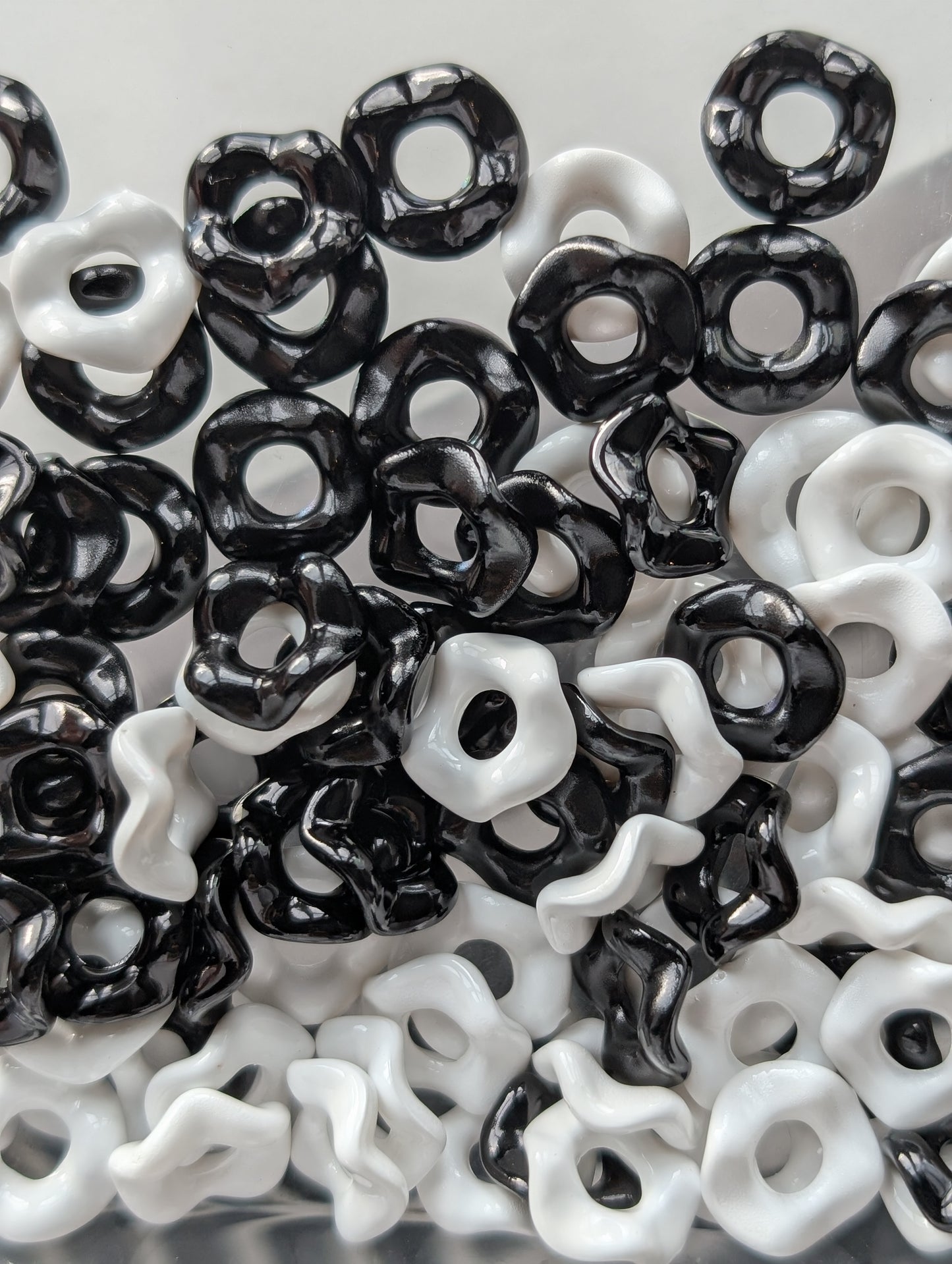 Black/white wavy acrylic spacer (10g)