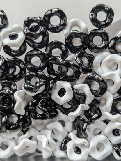 Black/white wavy acrylic spacer (10g)